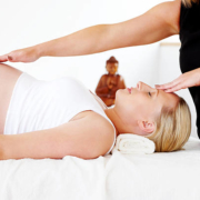 FORMATION MASSAGE FEMME ENCEINTE ECOLE ARNIKA